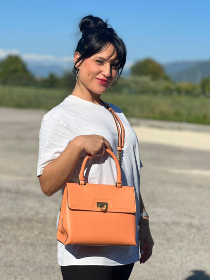 indossata Borsa Salvatore Ferragamo in pelle color albicocca con parti metalliche dorate; munita di un manico stondato e una tracolla amovibile e regolabile. Completa di corredo, di lusso, originale, ottime condizioni. 