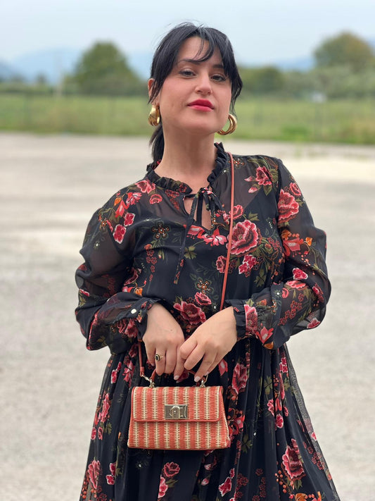 indossata Borsa Furla in rafia color salmone e beige, finiture in pelle e parti metalliche oro chiaro; munita di un manico singolo e una tracolla amovibile. Completa di dustbag, di lusso, originale, eccellenti condizioni.  