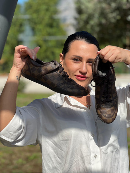 Scarpe Louis Vuitton in canvas Damier Ébène e dettagli in pelle marroni con lacci tono su tono. Complete di scatola logata e dustbag, di lusso, ottime condizioni, originale.