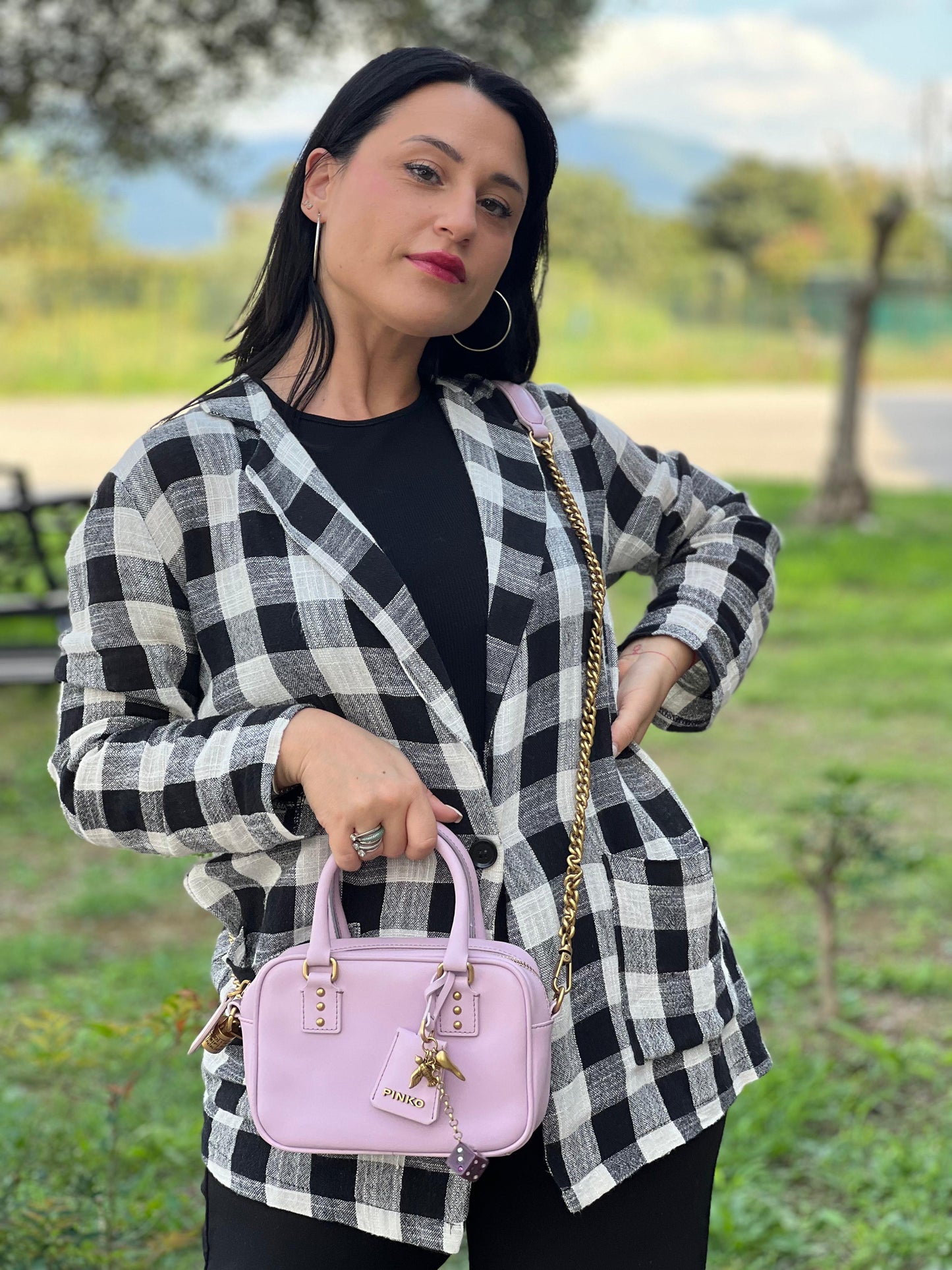 indossata Borsa Pinko in pelle rosa con parti metalliche dorate; munita di doppi manici stondati e una tracolla in catena con spallaccio in pelle. Completa di dustbag, di lusso, originale, ottime condizioni 