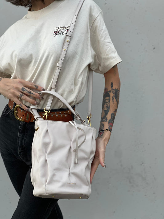 indossata Borsa Coccinelle in pelle color ice con parti metalliche dorate; munita di un manico singolo e una tracolla amovibile e regolabile. Completa di dustbag, di lusso, originale, ottime condizioni 