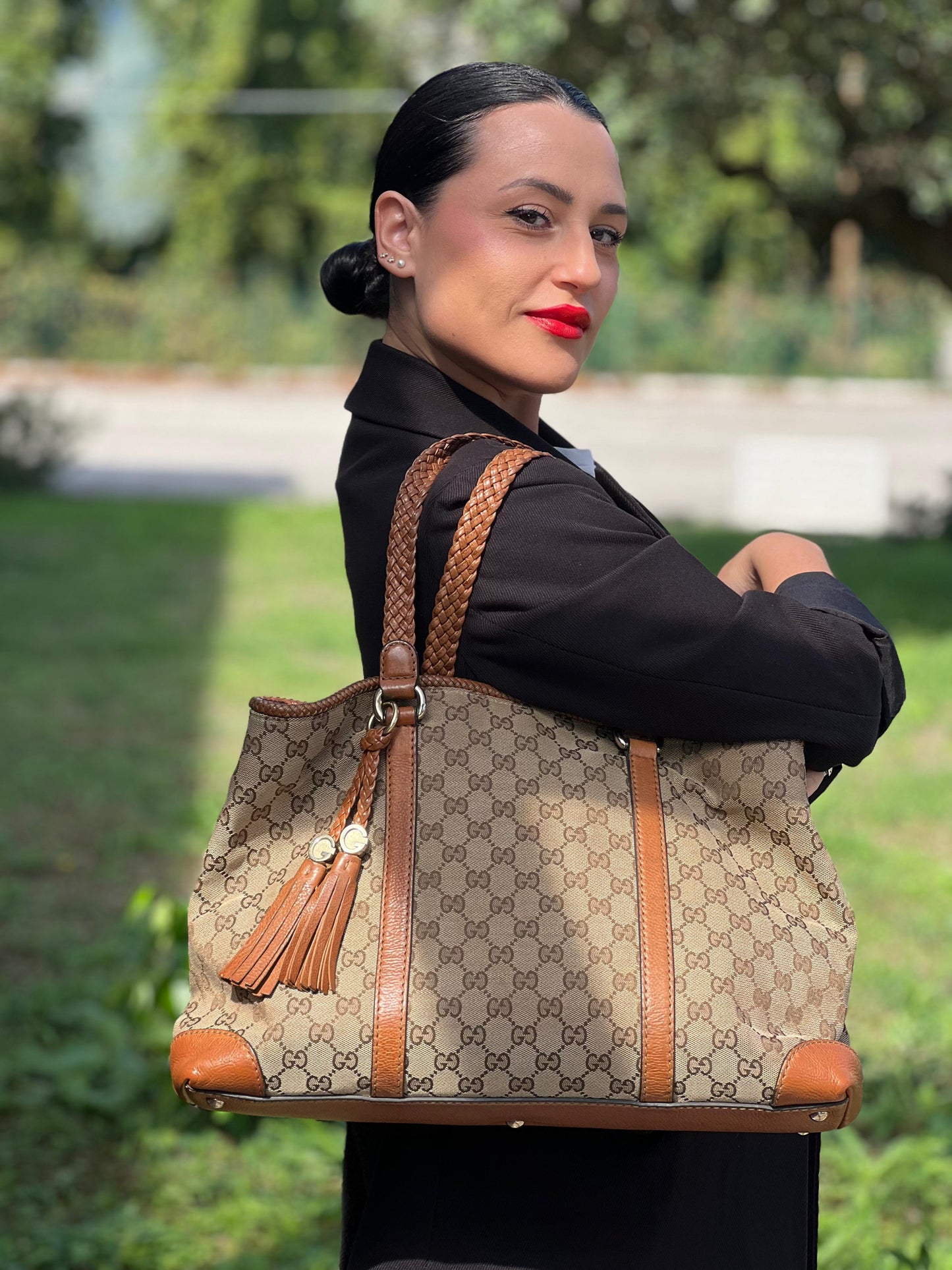 indossata Borsa Gucci in tessuto GG monogram con finiture in pelle marroni e parti metalliche dorate; munita di doppi manici, da portare a spalla, di lusso, originale, ottime condizioni. 