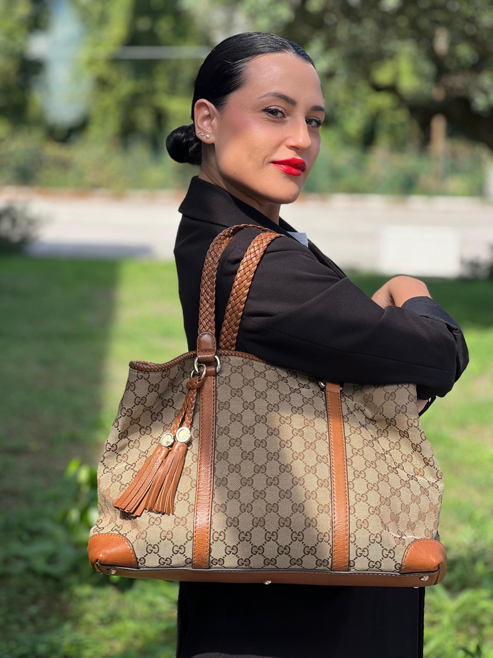 indossata Borsa Gucci in tessuto GG monogram con finiture in pelle marroni e parti metalliche dorate; munita di doppi manici, da portare a spalla, di lusso, originale, ottime condizioni. 