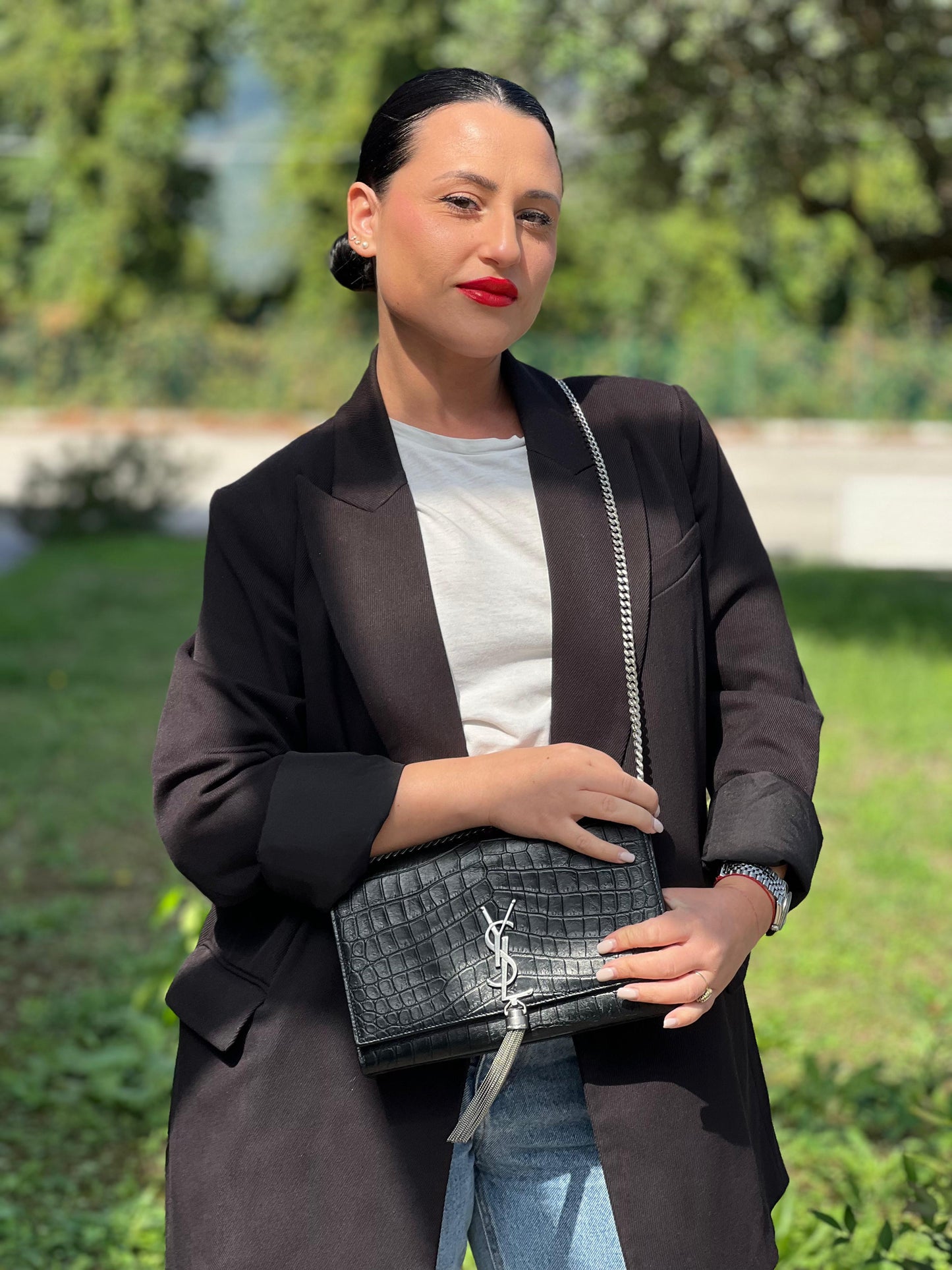 indossata  Borsa Saint Laurent in pelle nera trama cocco con parti metalliche argentate; munita di una tracolla in catena scorrevole e impreziosita da logo Cassandre e nappa decorativa in metallo, di lusso, originale, ottime condizioni.