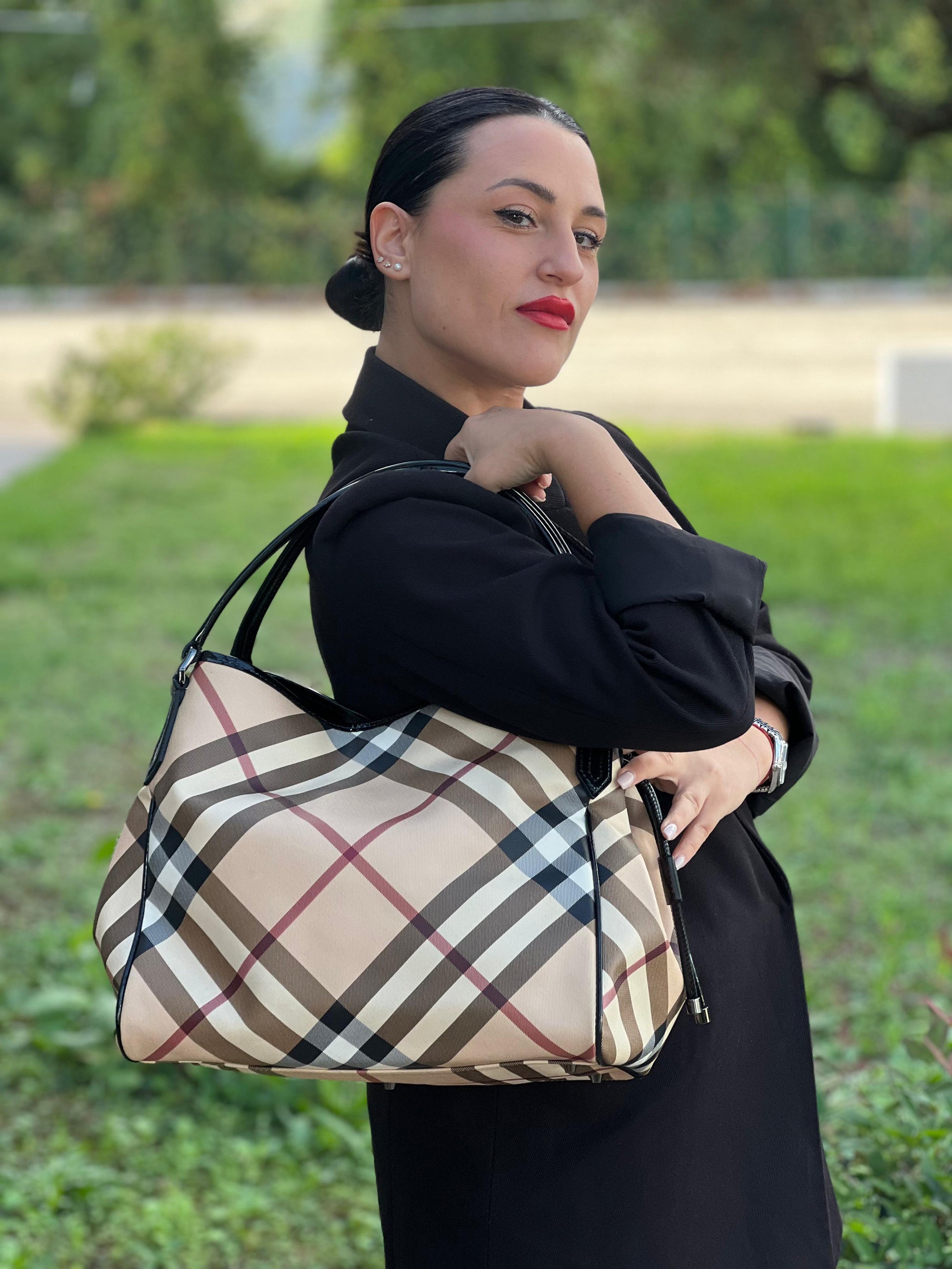 indossata Borsa Burberry in canvas trama tartan con finiture in pelle nera verniciata; munita di doppi manici, indossabile a spalla. Completa di dustbag, di lusso, originale, ottimo stato