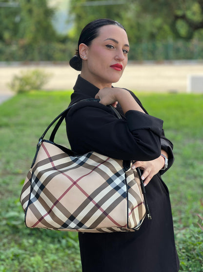 indossata Borsa Burberry in canvas trama tartan con finiture in pelle nera verniciata; munita di doppi manici, indossabile a spalla. Completa di dustbag, di lusso, originale, ottimo stato