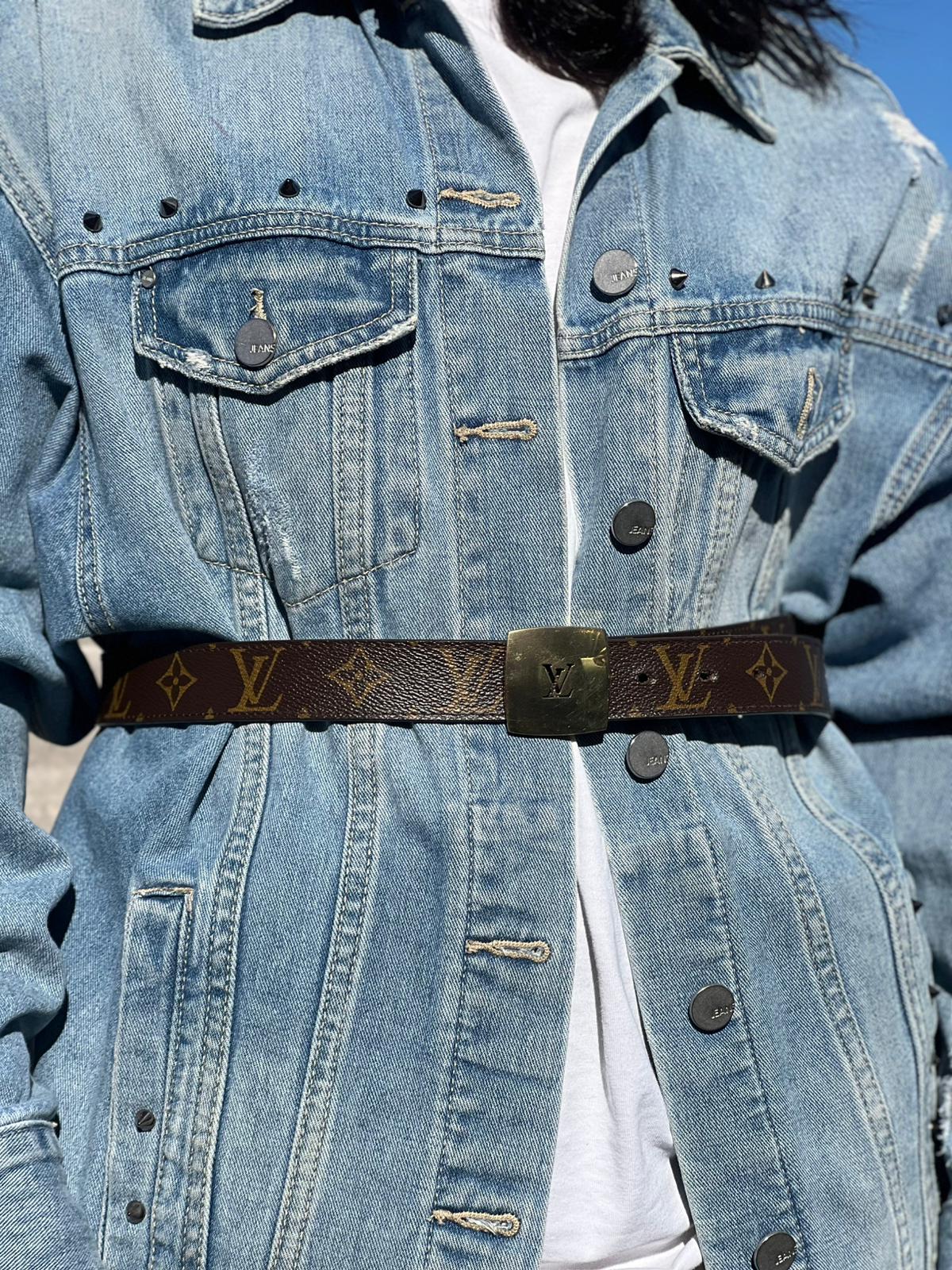 Ragazza chi indossa Cintura LV in canvas monogrammato con fibbia in metallo dorato. Originale, usata, di lusso, in ottime condizion