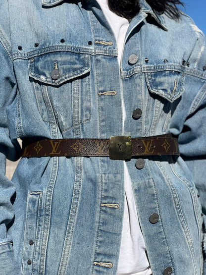 Ragazza chi indossa Cintura LV in canvas monogrammato con fibbia in metallo dorato. Originale, usata, di lusso, in ottime condizion