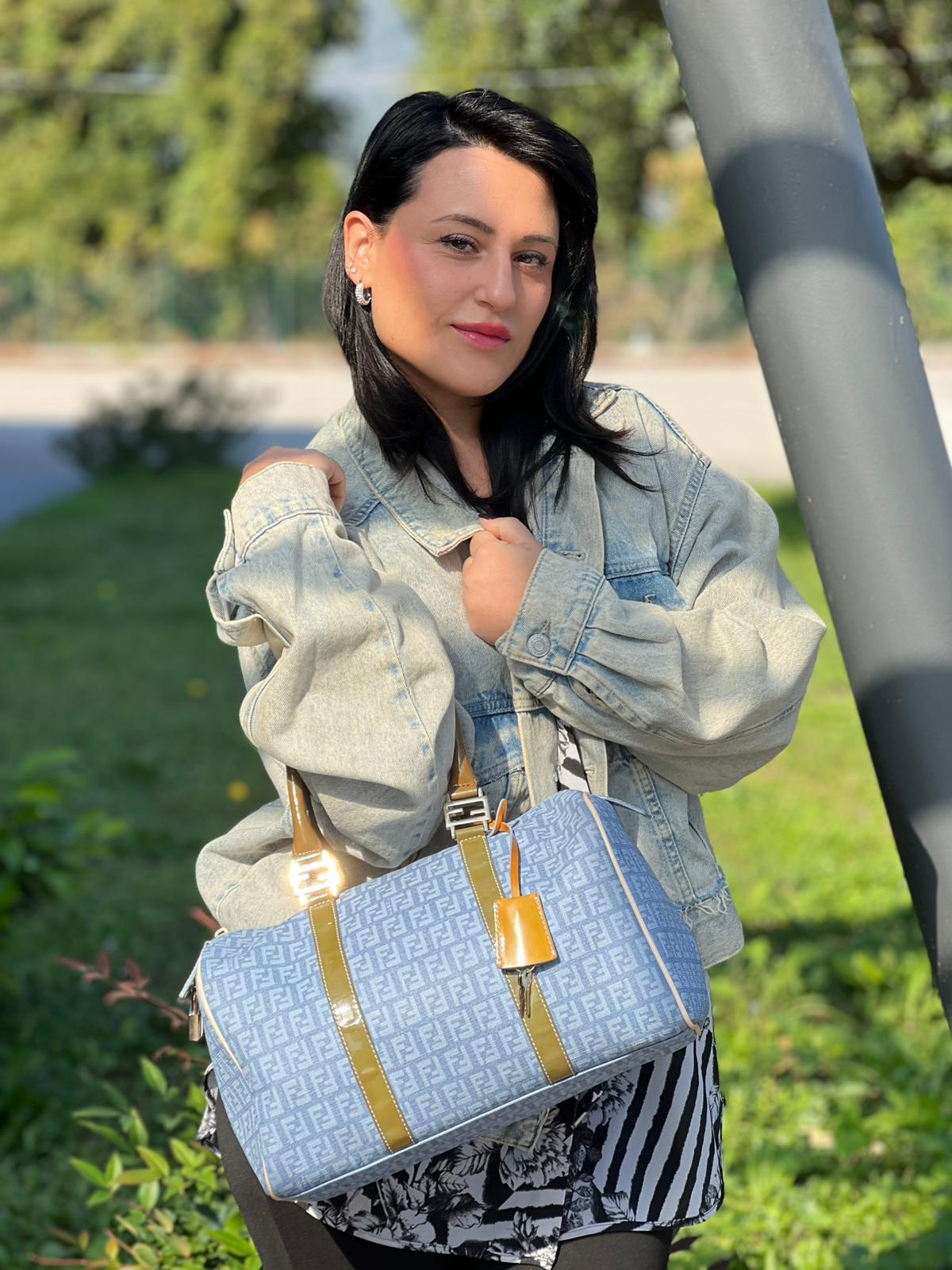 indossata Borsa Fendi in canvas color denim trama Zucchino, finiture in pelle verniciata verde e parti metalliche dorate; munita di doppi manici stondati. Completa di dustbag, lucchetto e chiavi, di lusso, originale, ottime condizioni. 