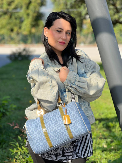 indossata Borsa Fendi in canvas color denim trama Zucchino, finiture in pelle verniciata verde e parti metalliche dorate; munita di doppi manici stondati. Completa di dustbag, lucchetto e chiavi, di lusso, originale, ottime condizioni. 