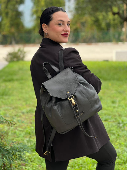 Ragazza chi indossa Zaino The Bridge in pelle martellata nera, rifinito con parti metalliche dorate, munito di bretelle in pelle regolabili. Completo di dustbag. Originale, usata, di lusso, in ottime condizioni