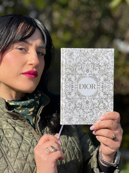 Agenda Dior con copertina rigida bianca con stampa raffinata Folreale dorata e logo ''Dior'' centrale. Originale, usata, di lusso, in condizioni eccellenti.