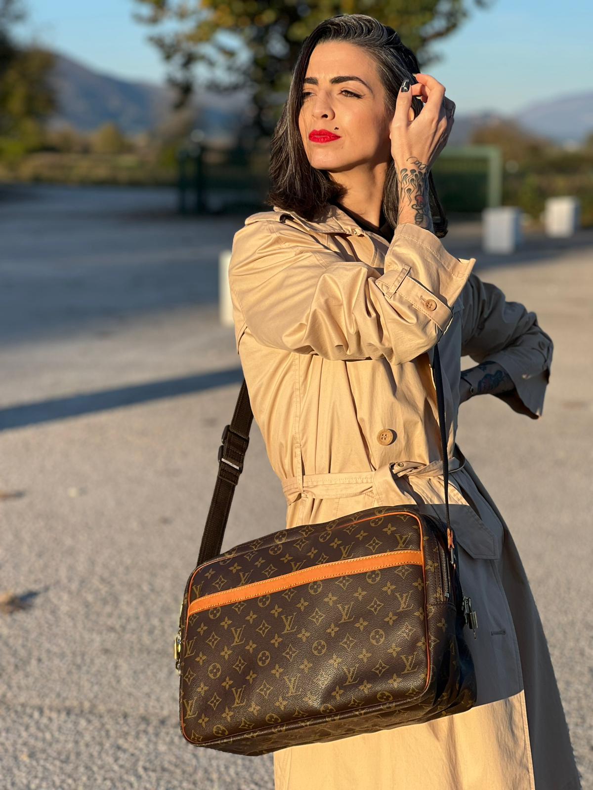 Ragazza che indossa una Borsa LV in canvas marrone monogram con finiture in vacchetta naturale e metalleria dorata, munita di una tracolla in tessuto regolabile. Completa di dustbag, lucchetti e chiavi. Originale, usata, di lusso, in ottime condizioni