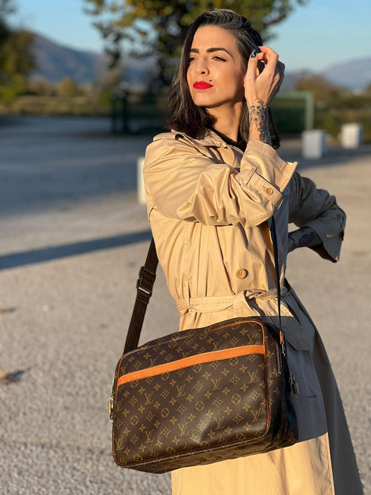 Ragazza che indossa una Borsa LV in canvas marrone monogram con finiture in vacchetta naturale e metalleria dorata, munita di una tracolla in tessuto regolabile. Completa di dustbag, lucchetti e chiavi. Originale, usata, di lusso, in ottime condizioni
