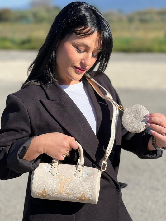 indossata Borsa Louis Vuitton in pelle base avorio con monogram Empreinte Giant color pesca con parti metalliche dorate; munita di un accessorio portamonete amovibile, una tracolla in tessuto amovibile e regolabile e doppi manici stondati. Completa di scatola, di lusso, originale, eccellenti condizioni, usata.