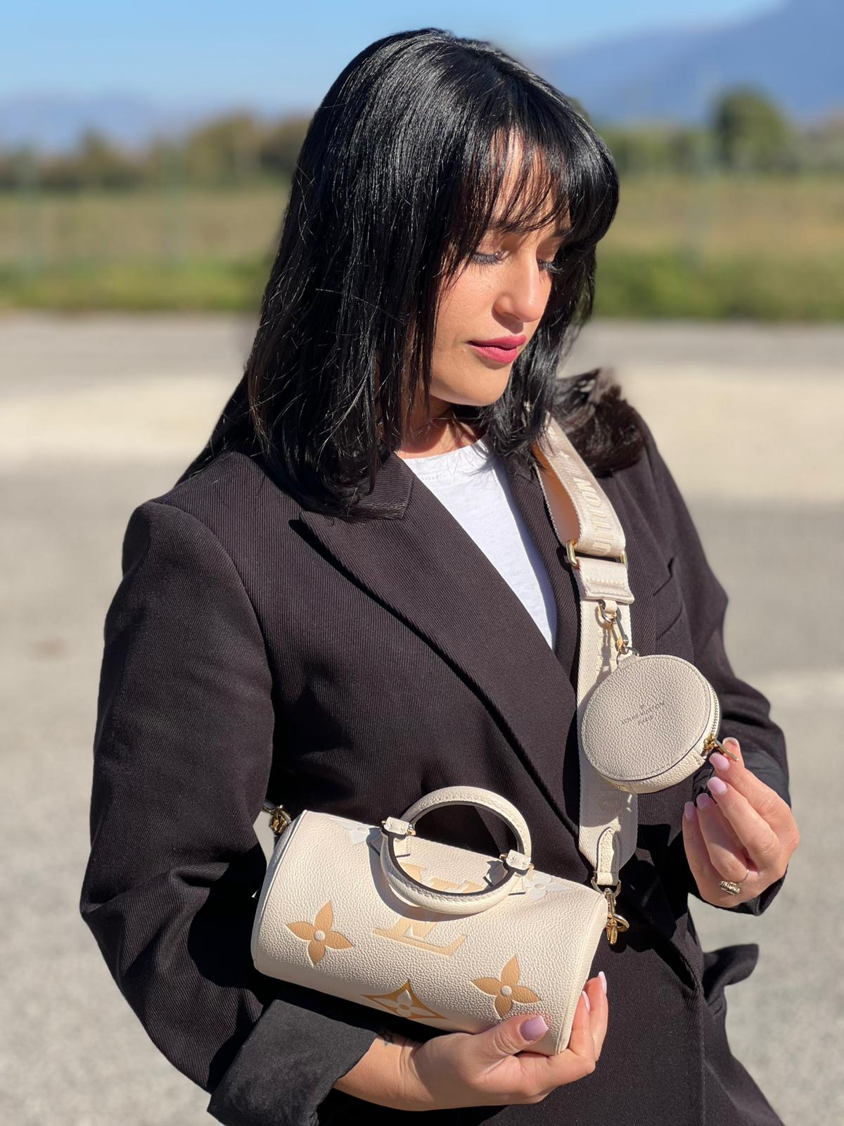 indossata Borsa Louis Vuitton in pelle base avorio con monogram Empreinte Giant color pesca con parti metalliche dorate; munita di un accessorio portamonete amovibile, una tracolla in tessuto amovibile e regolabile e doppi manici stondati. Completa di scatola, di lusso, originale, eccellenti condizioni, usata.