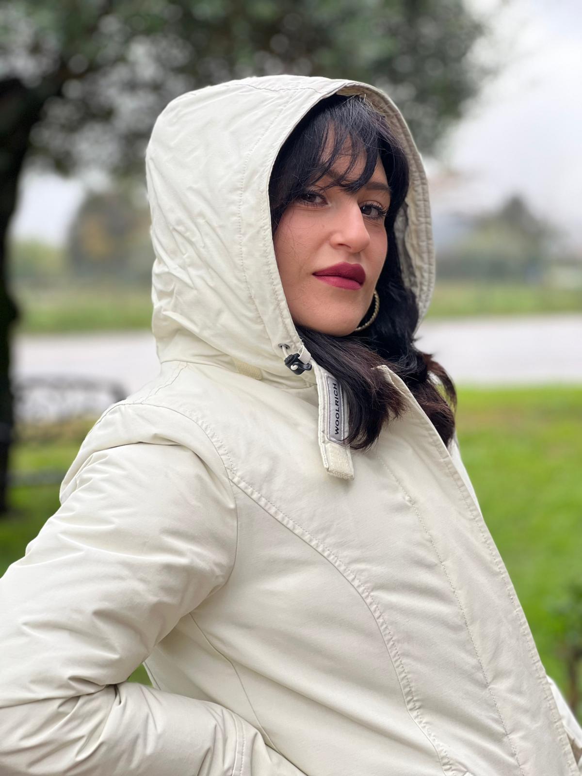 Ragazza che indossa un Giubbino Woolrich bianco gesso in misto 60% cotone e 40% poliammide con doppia chiusura con cerniera e bottoni.Originale, usato, di lusso, in ottime condizioni.