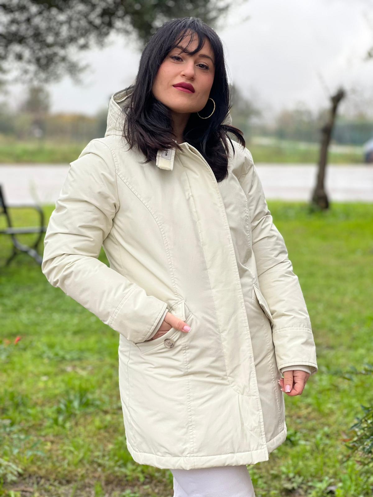 Ragazza che indossa un Giubbino Woolrich bianco gesso in misto 60% cotone e 40% poliammide con doppia chiusura con cerniera e bottoni.Originale, usato, di lusso, in ottime condizioni.