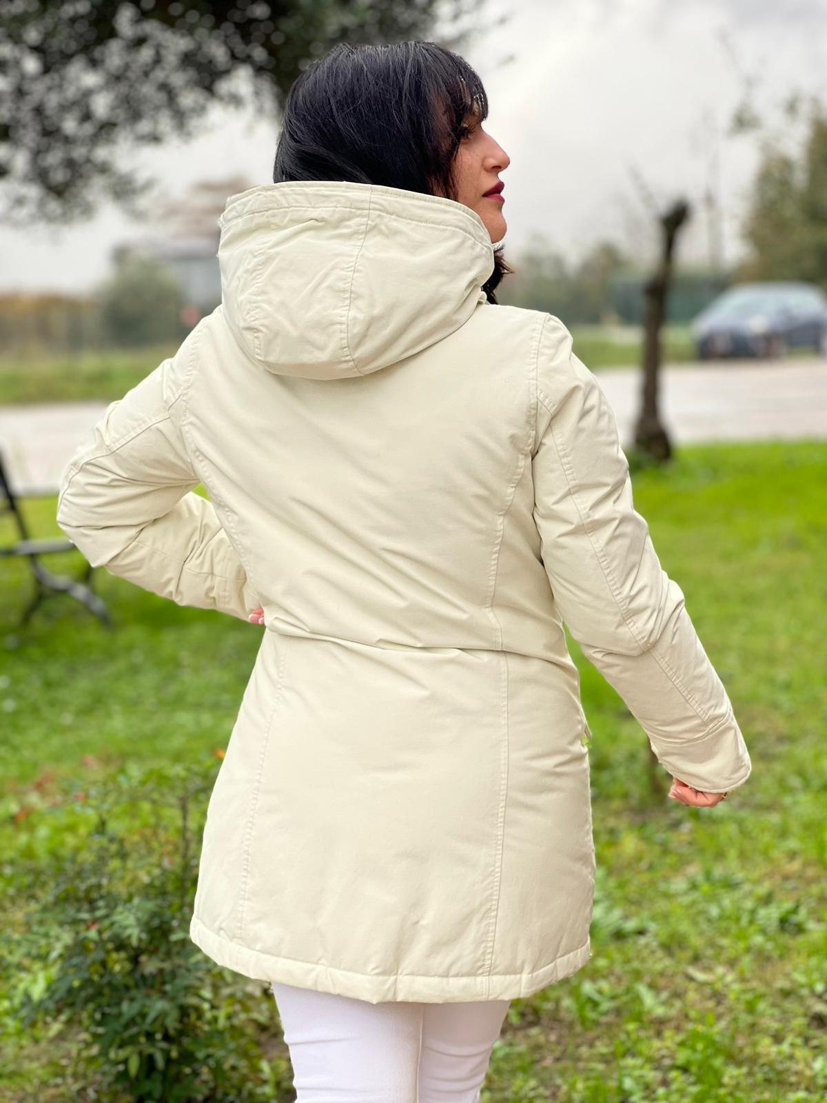 Ragazza che indossa un Giubbino Woolrich bianco gesso in misto 60% cotone e 40% poliammide con doppia chiusura con cerniera e bottoni.Originale, usato, di lusso, in ottime condizioni.