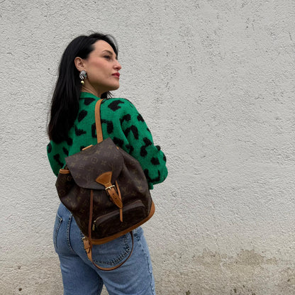 Ragazza che indossa un Zaino Montsouris PM in canvas marrone monogram con finiture in vacchetta naturale e parti metalliche dorate, munito di un Anello da portare a mano e una tracolle in vacchetta regolabile con fibbie. Originale, usato , di lusso, in ottime condizioni.