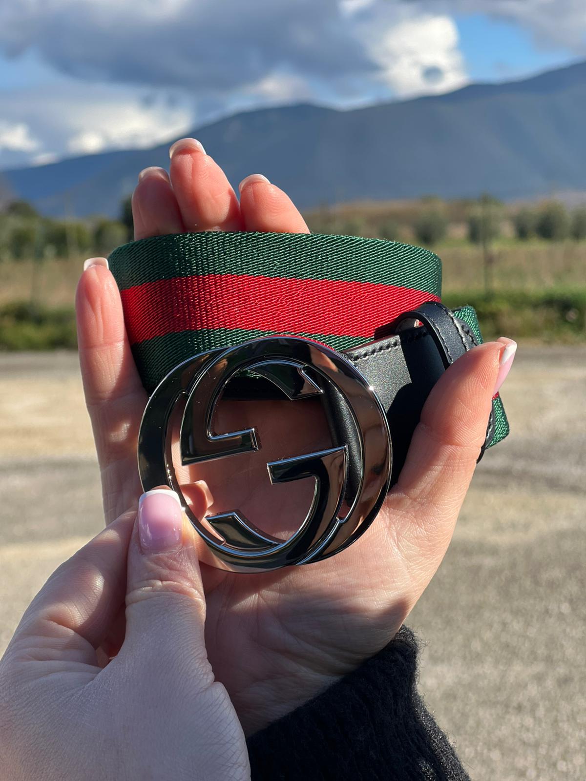 Cintura Gucci in tessuto Web verde e rosso con dettagli in pelle nera e fibbia doppie G incrociate in metallo argentato. Originale, usata, di lusso, in condizioni eccellenti.