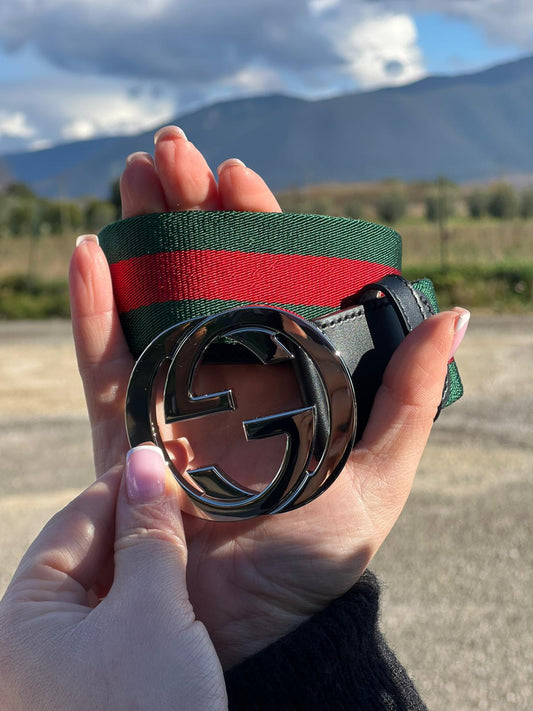 Cintura Gucci in tessuto Web verde e rosso con dettagli in pelle nera e fibbia doppie G incrociate in metallo argentato. Originale, usata, di lusso, in condizioni eccellenti.