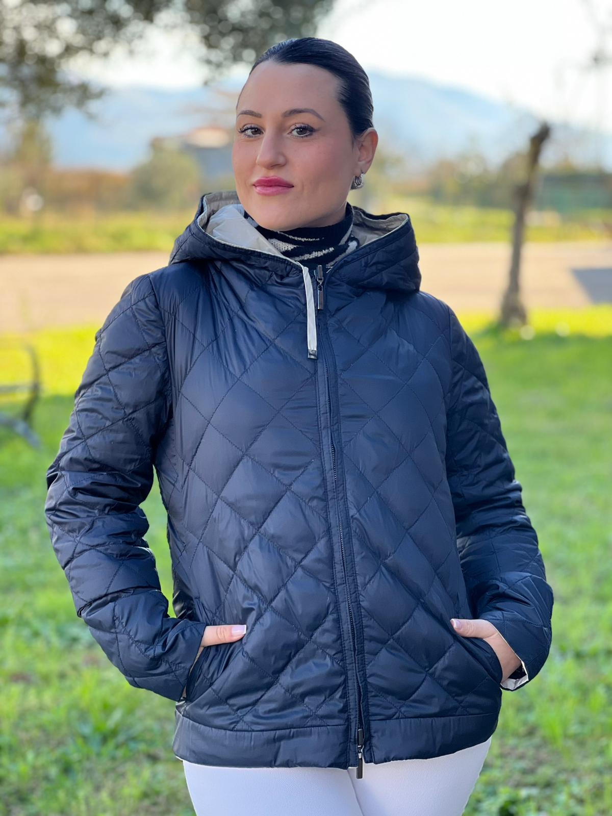 Piumino Max Mara reversibile blu trapuntato e beige in 64% poliestere e 36% poliammide, di lusso, originale, ottime condizioni, usato.