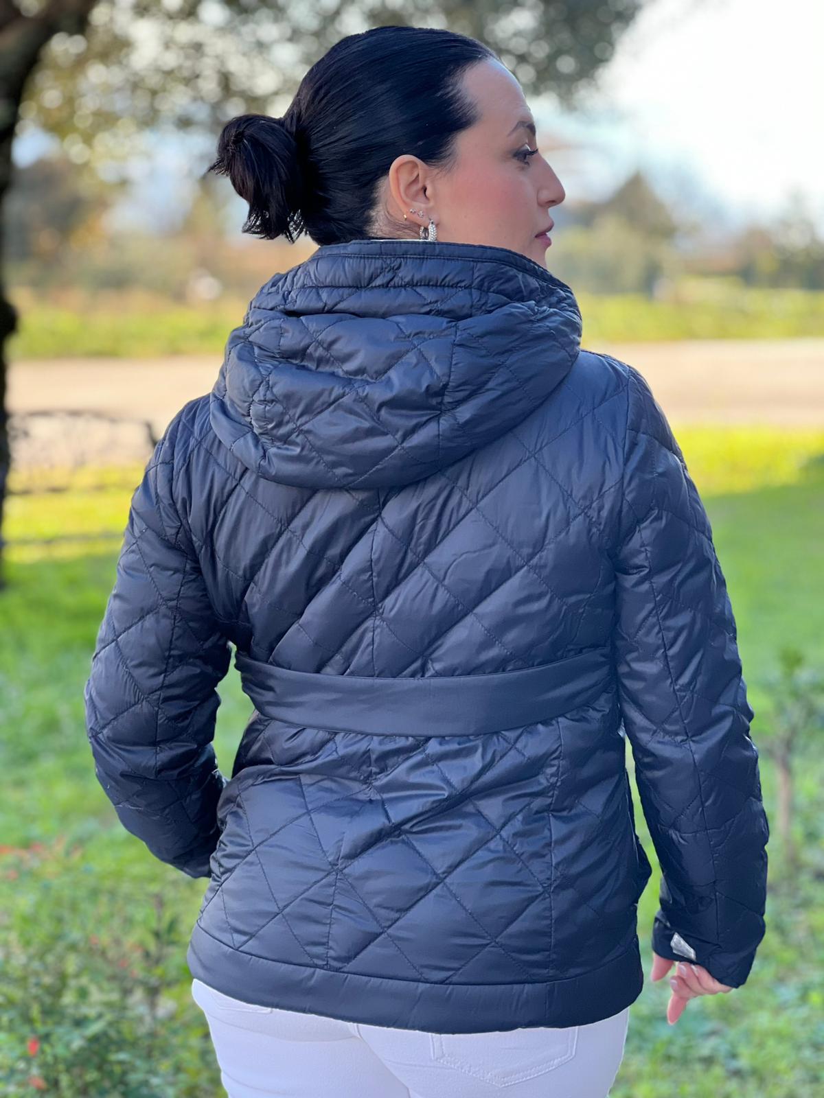 Piumino Max Mara reversibile blu trapuntato e beige in 64% poliestere e 36% poliammide, di lusso, originale, ottime condizioni, usato.