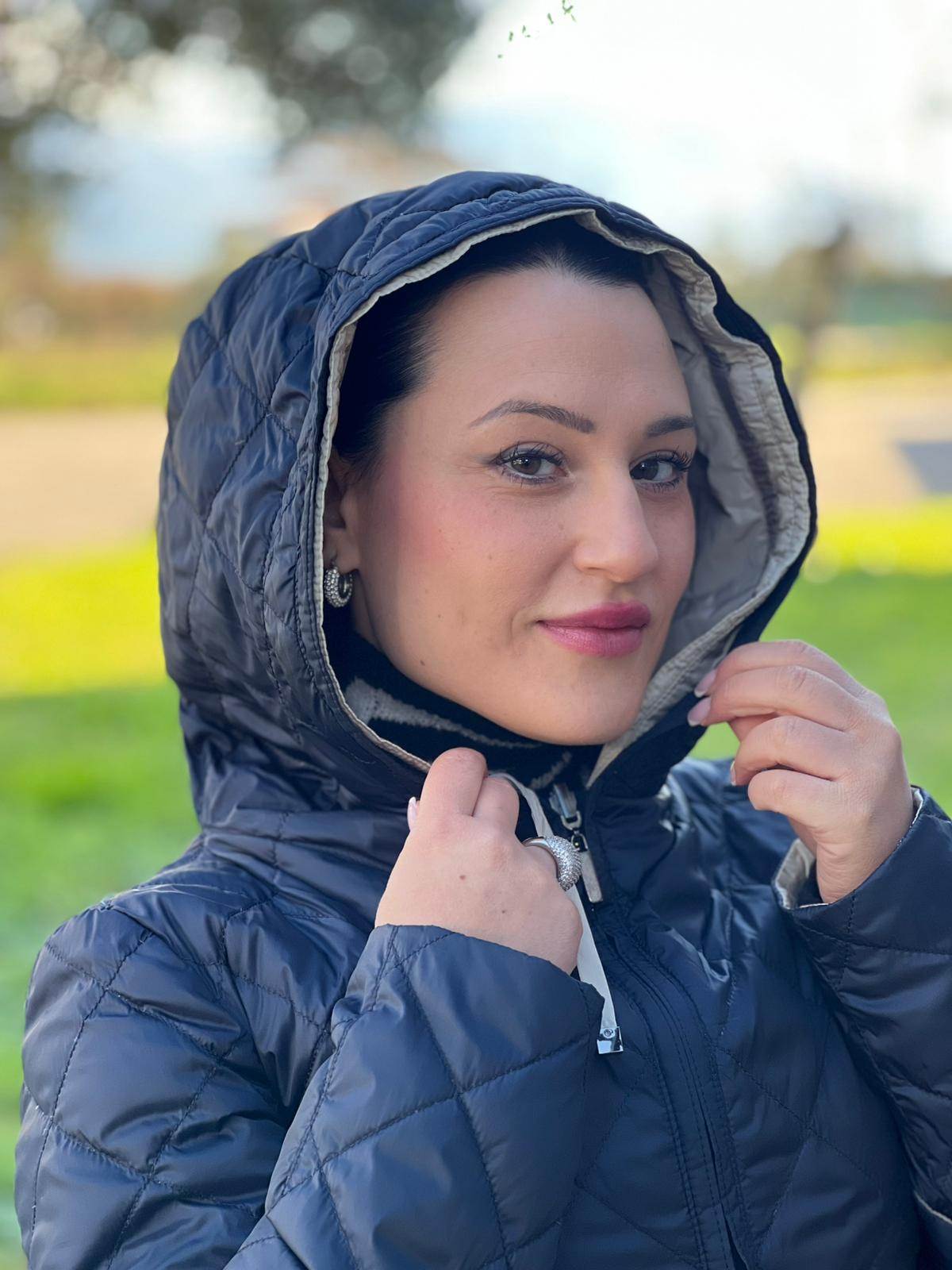 Piumino Max Mara reversibile blu trapuntato e beige in 64% poliestere e 36% poliammide, di lusso, originale, ottime condizioni, usato.