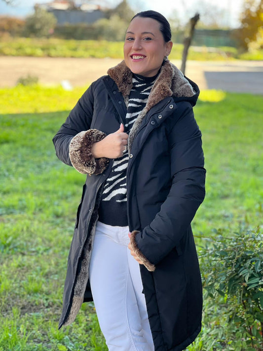 indossata Giubbino Woolrich nero in 60% cotone e 40% nylon con interno in pelliccia, visibile sui polsini e dal cappuccio, di lusso, originale, ottime condizioni.