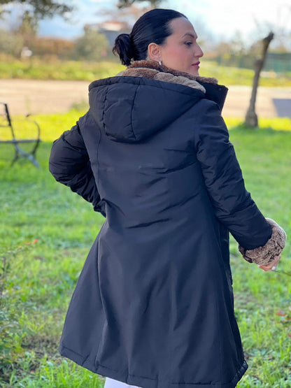 Giubbino Woolrich nero in 60% cotone e 40% nylon con interno in pelliccia, visibile sui polsini e dal cappuccio, di lusso, originale, ottime condizioni. 