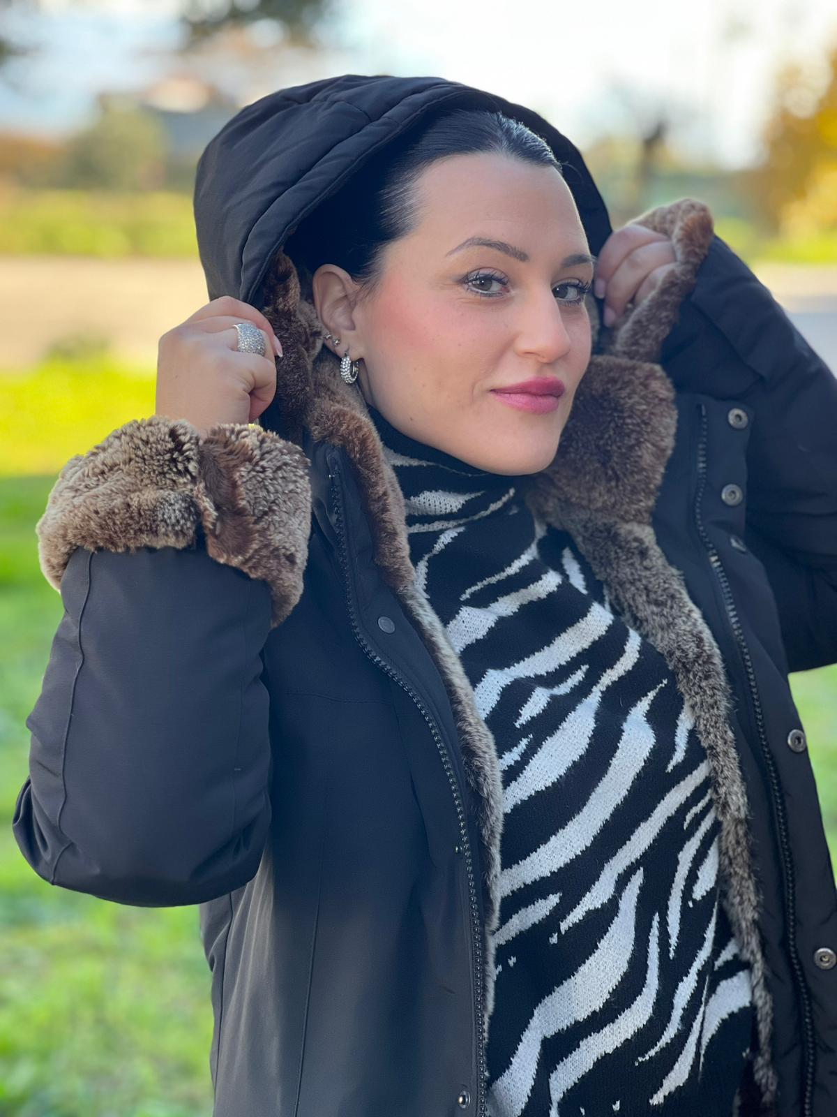 Giubbino Woolrich nero in 60% cotone e 40% nylon con interno in pelliccia, visibile sui polsini e dal cappuccio, di lusso, originale, ottime condizioni.