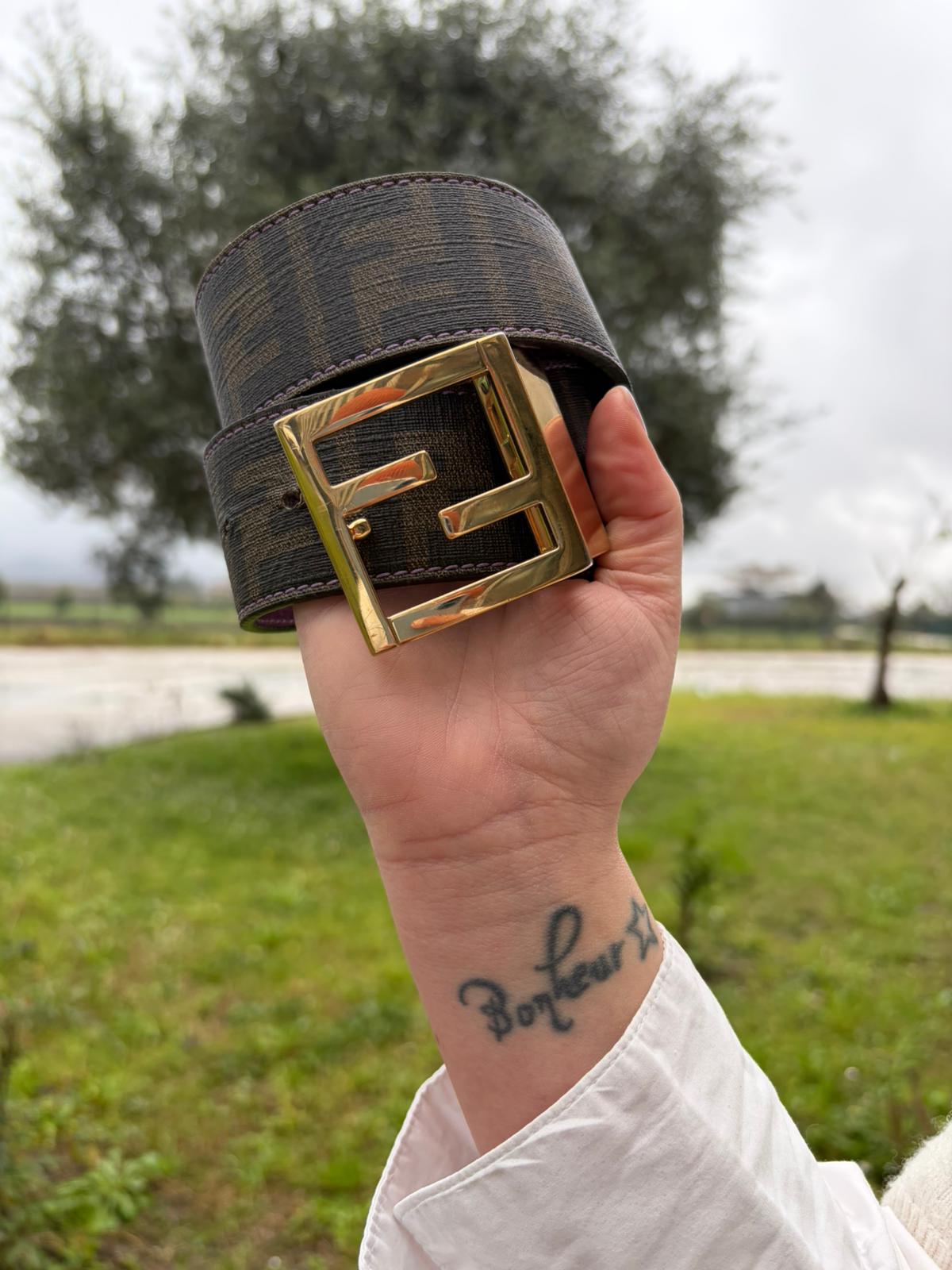 Cintura Fendi reversibile in canvas color tabacco con trama zucca e in pelle viola. Originale, usata, di lusso, in ottime condizioni.