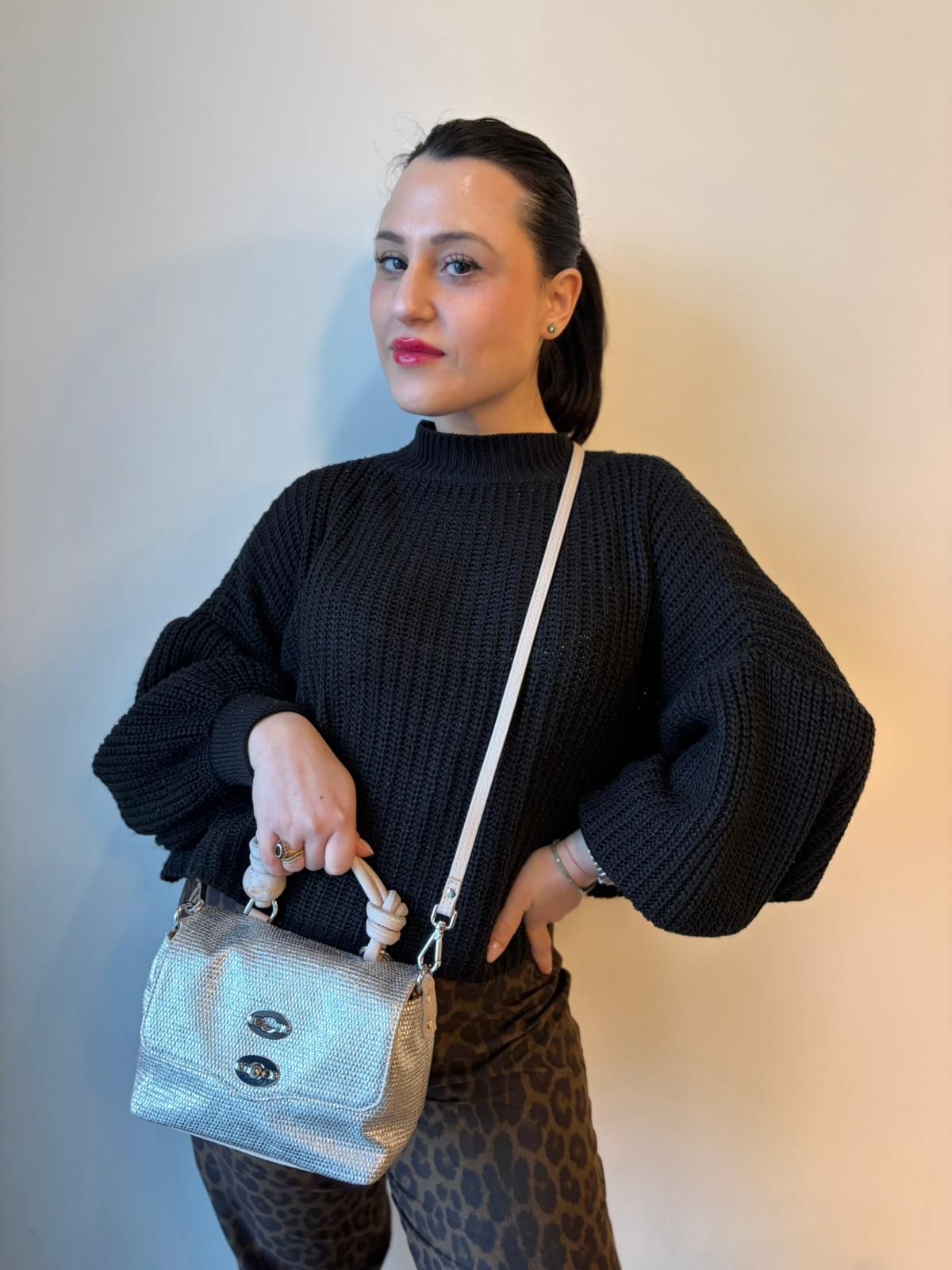 Ragazza che indossa una Borsa Zanellato in pelle con effetto midollino color argento metallizzato. con parti metalliche argentate; munita di un manico singolo e una tracolla in pelle nude amovibile e regolabile. Originale, usata, di lusso, in ottime condizioni.