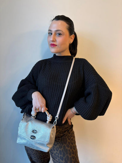 Ragazza che indossa una Borsa Zanellato in pelle con effetto midollino color argento metallizzato. con parti metalliche argentate; munita di un manico singolo e una tracolla in pelle nude amovibile e regolabile. Originale, usata, di lusso, in ottime condizioni.