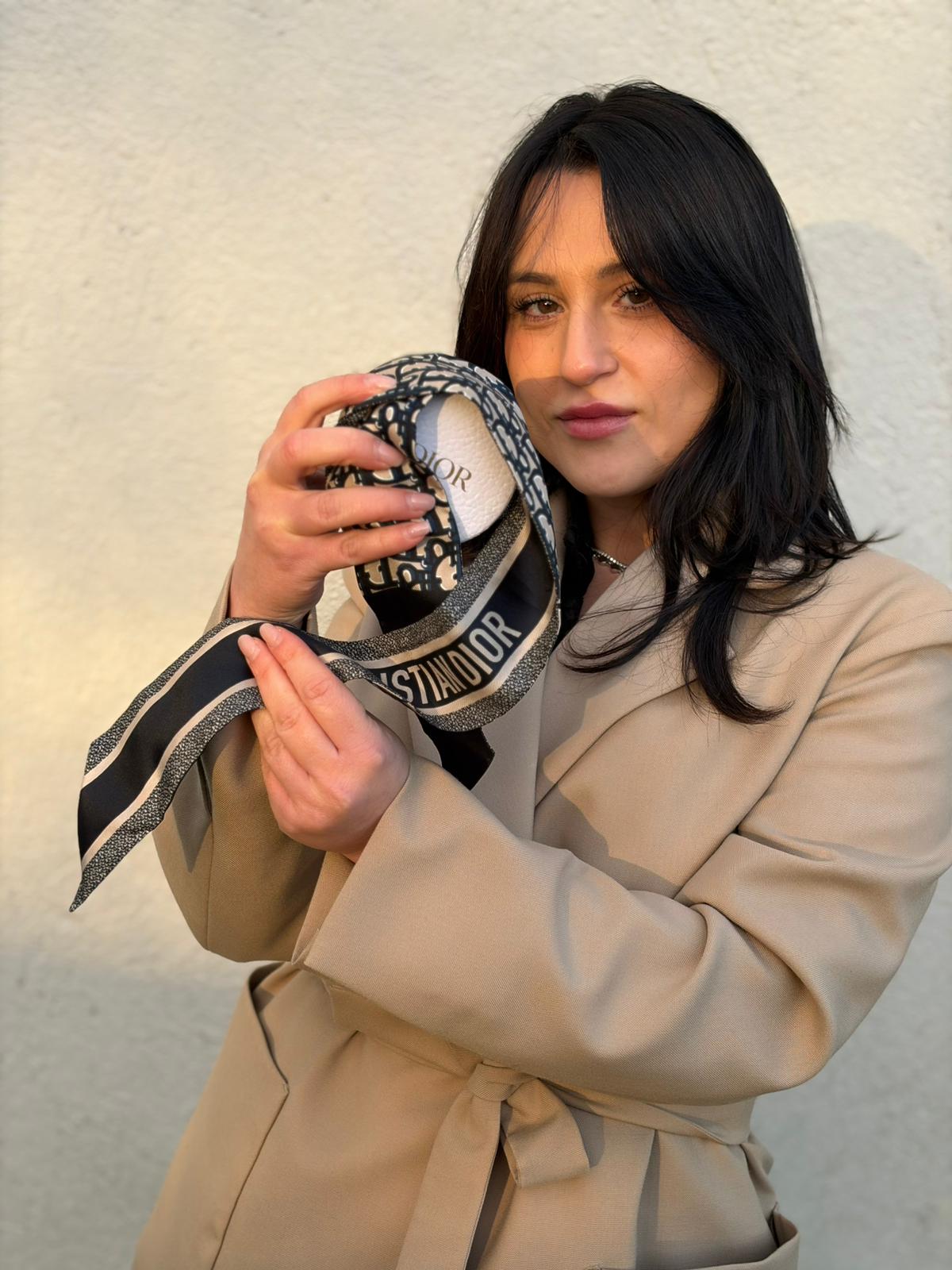 Indossata, Bandeau in seta di Dior con iconica fantasia Oblique nei toni blu e beige. Originale, usato, di lusso, in condizioni eccellenti.