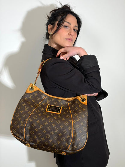 Indossata, Borsa Louis Vuitton realizzata in tela monogram marrone con finiture in vacchetta naturale.