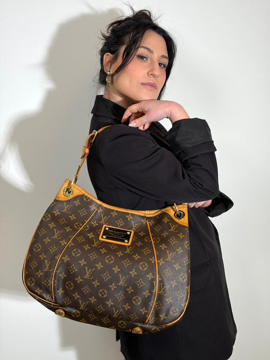 Indossata, Borsa Louis Vuitton realizzata in tela monogram marrone con finiture in vacchetta naturale.