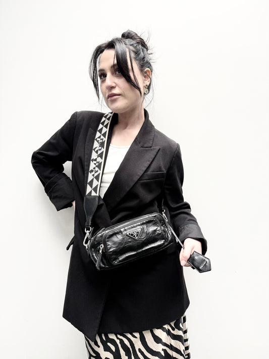 Indossata, Borsa Multi-Pocket in nappa antique in pelle nera, dal design strutturato e dalla metalleria argentata. Originale, usata, di lusso, in ottime condizioni.