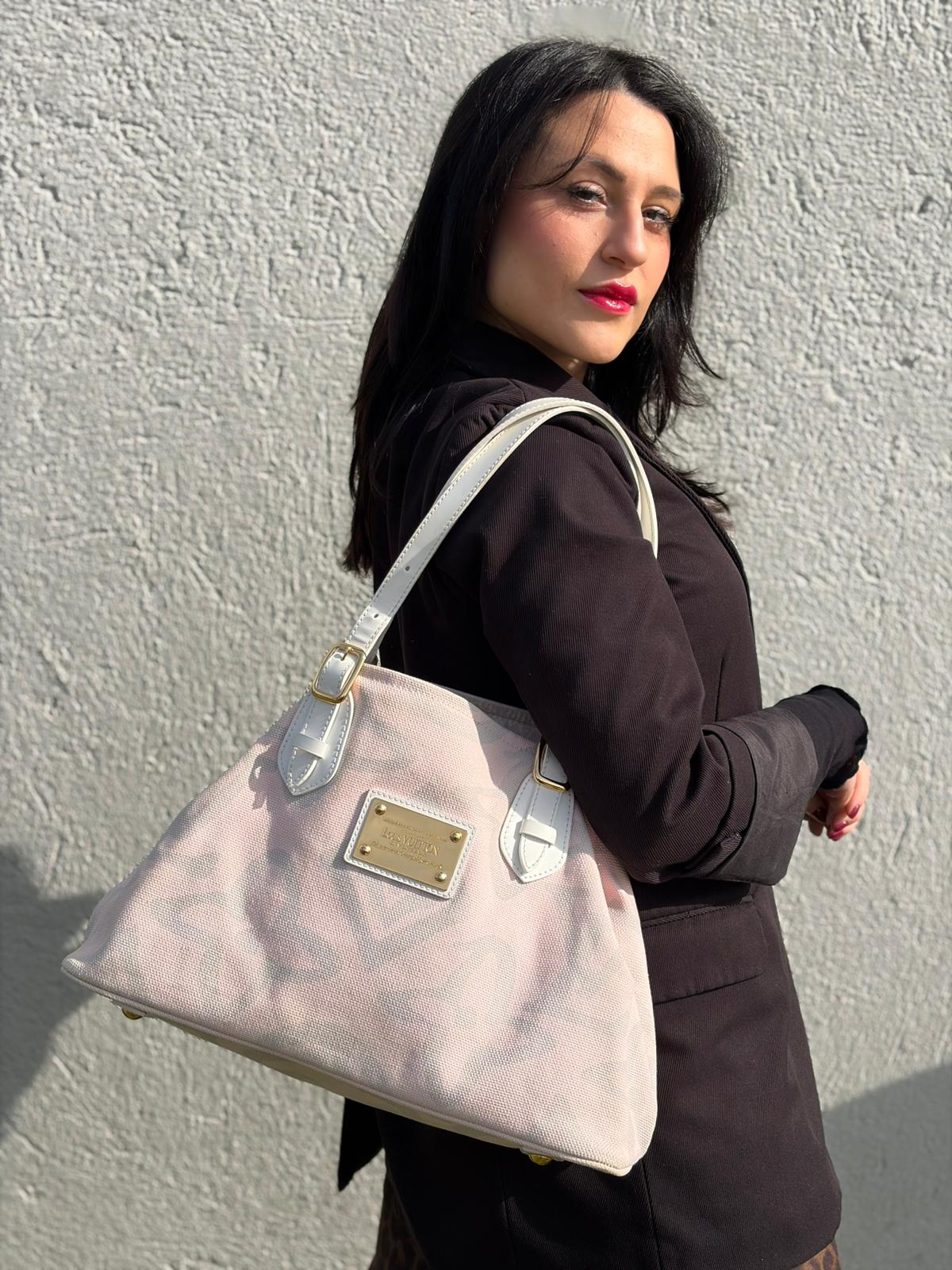 Indossata, Borsa Louis Vuitton in tela resistente bicolore con motivi floreali coordinati.