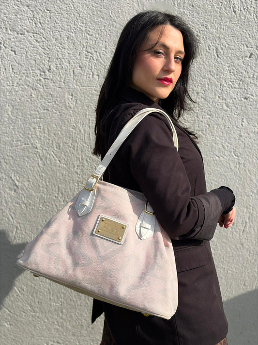 Indossata, Borsa Louis Vuitton in tela resistente bicolore con motivi floreali coordinati.
