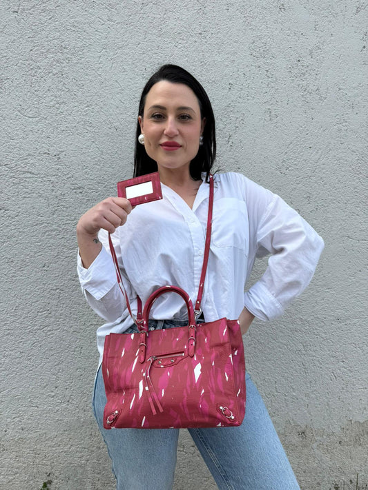 Ragazza che indossa una borsa Balenciaga Papier multicolore, con parti metalliche argentate e comodo specchietto amovibile, usata, originale, second hand, in condizioni eccellenti.