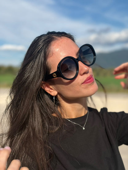 Indossata, Occhiali da sole Gucci realizzati in acetato nero e hardware dorato. Originali, usati, di lusso, in ottime condizioni.