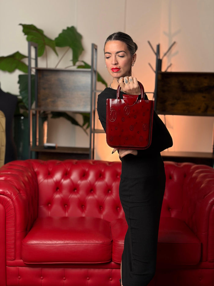 Donna con una borsa Balenciaga rossa