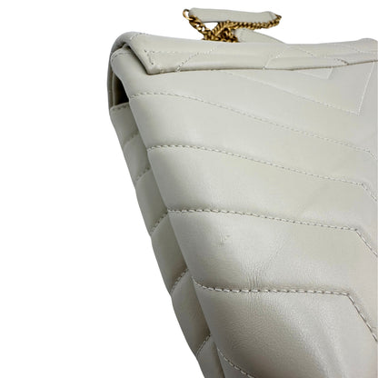 Borsa Saint Laurent in pelle di agnello morbida con impunture trapuntate chevron, bianco gesso con hardware dorato, può essere portata a spalla o a tracolla