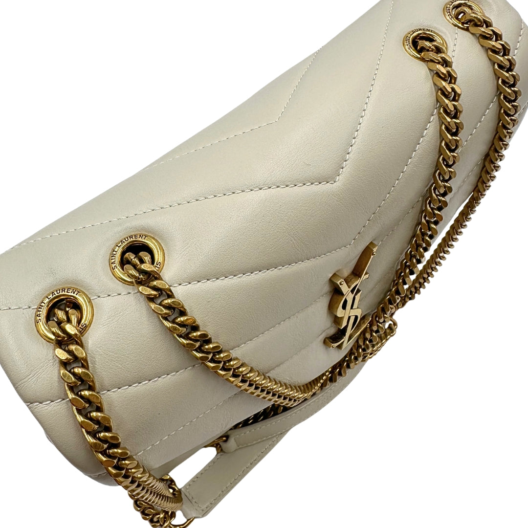 Borsa Saint Laurent in pelle di agnello morbida con impunture trapuntate chevron, bianco gesso con hardware dorato, può essere portata a spalla o a tracolla