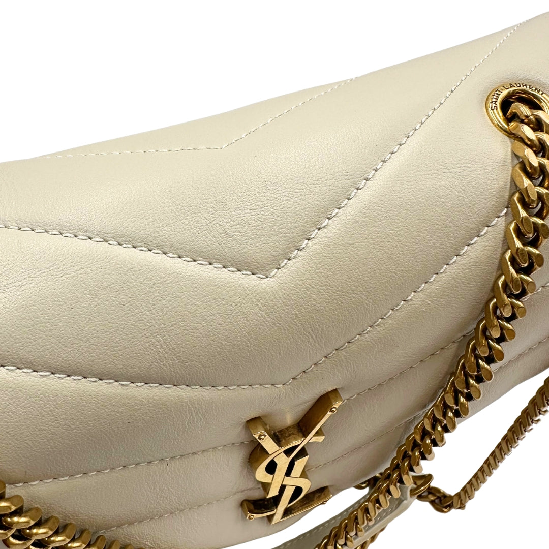 Borsa Saint Laurent in pelle di agnello morbida con impunture trapuntate chevron, bianco gesso con hardware dorato, può essere portata a spalla o a tracolla