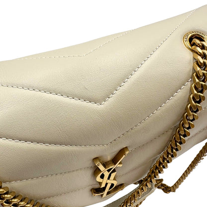 Borsa Saint Laurent in pelle di agnello morbida con impunture trapuntate chevron, bianco gesso con hardware dorato, può essere portata a spalla o a tracolla