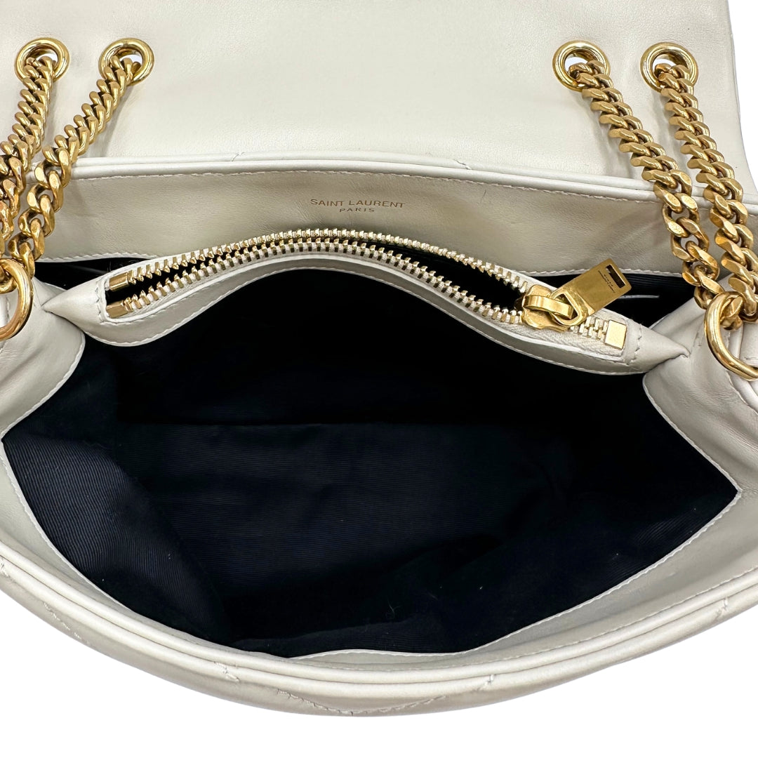 Borsa Saint Laurent in pelle di agnello morbida con impunture trapuntate chevron, bianco gesso con hardware dorato, può essere portata a spalla o a tracolla