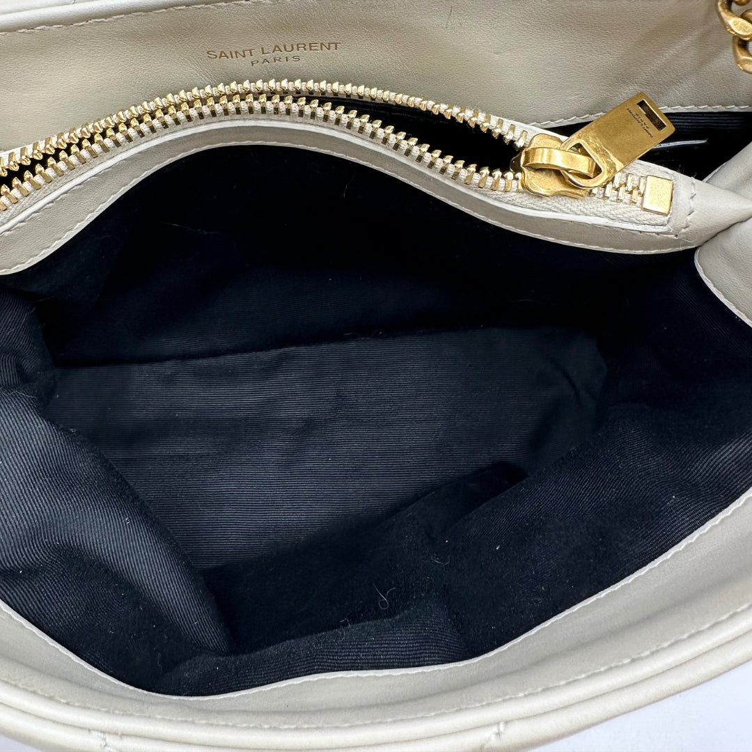 interno Borsa Saint Laurent in pelle di agnello morbida con impunture trapuntate chevron, bianco gesso con hardware dorato, può essere portata a spalla o a tracolla